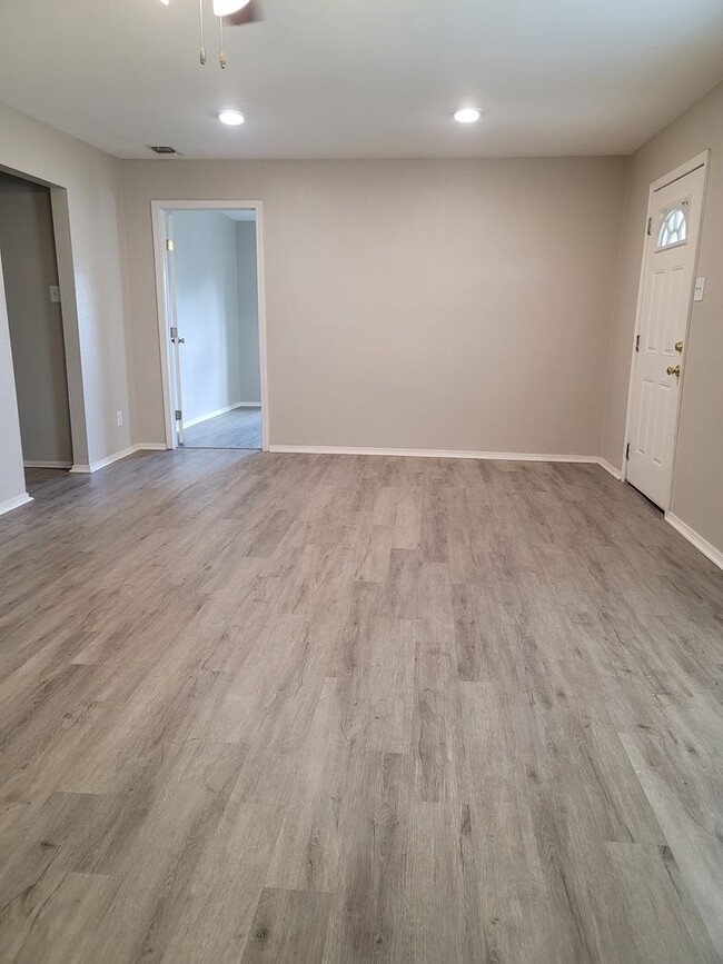 Building Photo - 4/2/2 TOTALLY renovated home