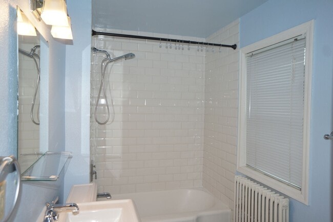 Building Photo - North Mt Tabor one bedroom Condo. Immaculate condition!