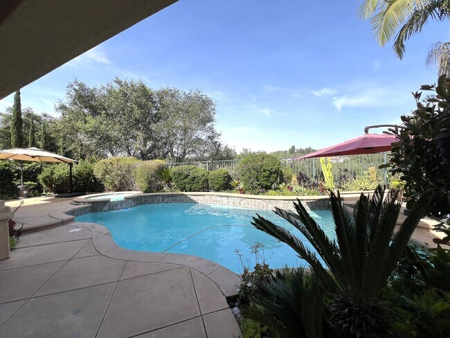 Building Photo - Luxury En Suite Living & Panoramic Views