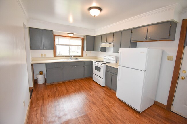 Building Photo - Student Housing! Three Bedroom Home Close ...