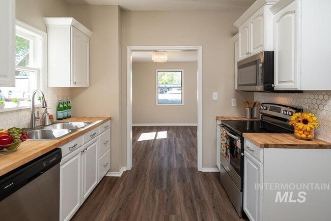 Building Photo - Charming 2 Bed, 1 Bath Single-Family Home with Large Backyard & RV Hookups!