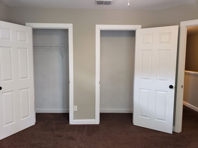 Building Photo - 3 bedroom townhome in gated community with...