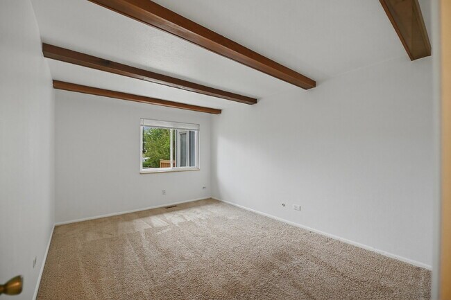 Building Photo - $1,645.95, 2 bed, 1.5 bath, located in Lakewood with Washer and Dryer