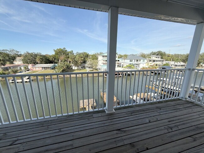 Building Photo - Waterfront 3 bedroom townhome with dock!