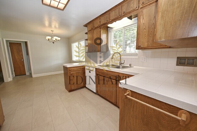 Building Photo - 412 W Sample Ave