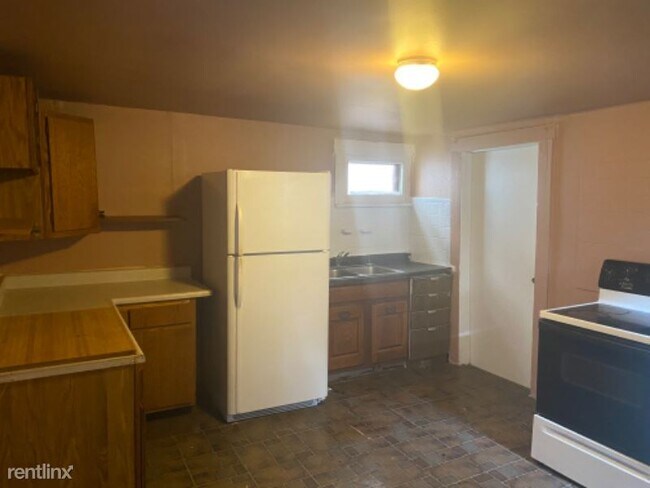 Building Photo - 3 br, 1 bath House - 121 Fairground Ave