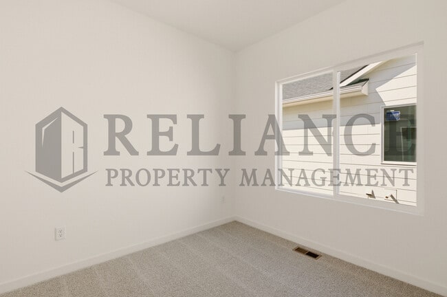 Building Photo - 5240 N Pinecrest Ct