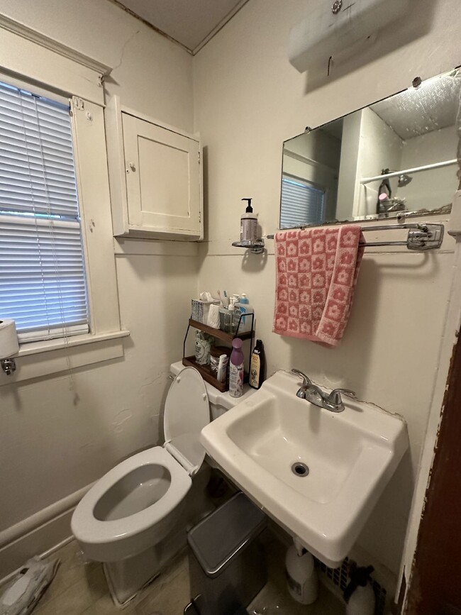 Building Photo - NO SECURITY DEPOSIT Great 3 bed 1 bath not...