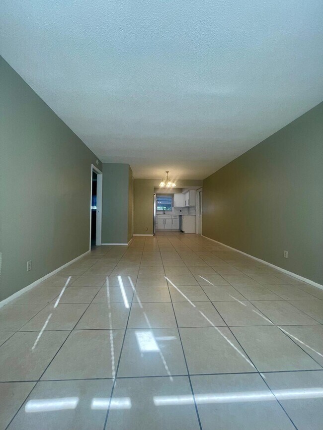 Building Photo - 1480 E Sample Rd