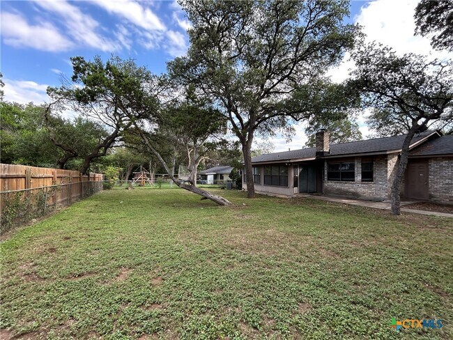 Building Photo - 826 Timber Dr