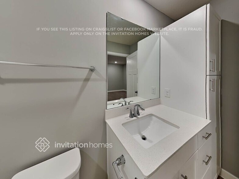 Building Photo - 10900 Everest Pl N