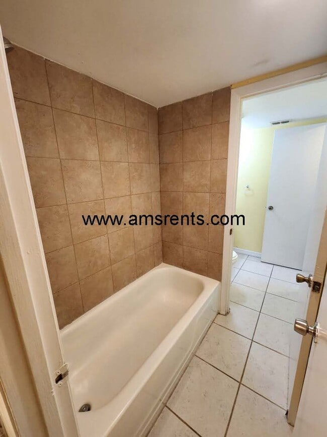 Building Photo - 1406 Holden Ave