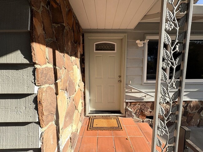 Building Photo - Charming 2-Bedroom Duplex Unit in Redwood City – Prime Location!