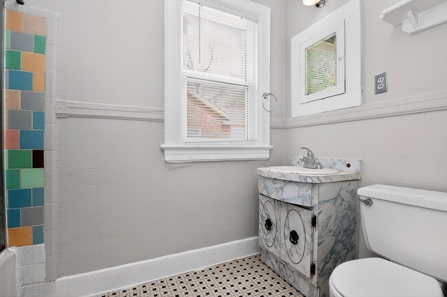 Building Photo - Adorable One Bedroom Apartment in Elizabeth!