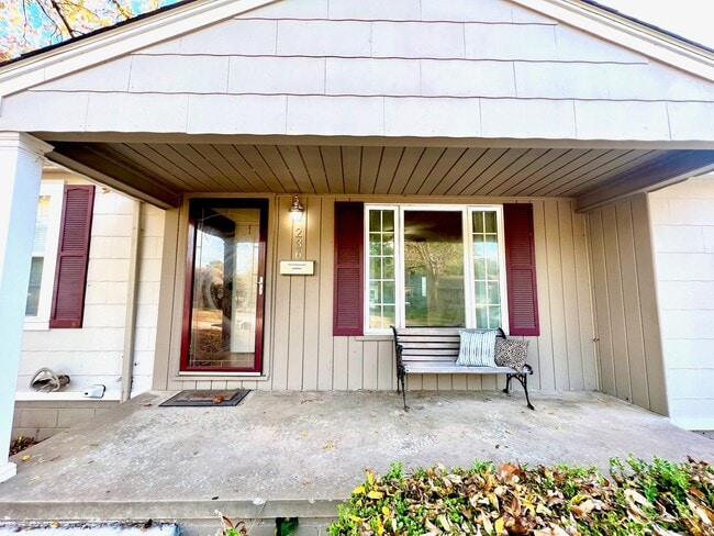 Building Photo - Brookside Bungalow Close to shopping, Riverside trails, & Gathering Place!