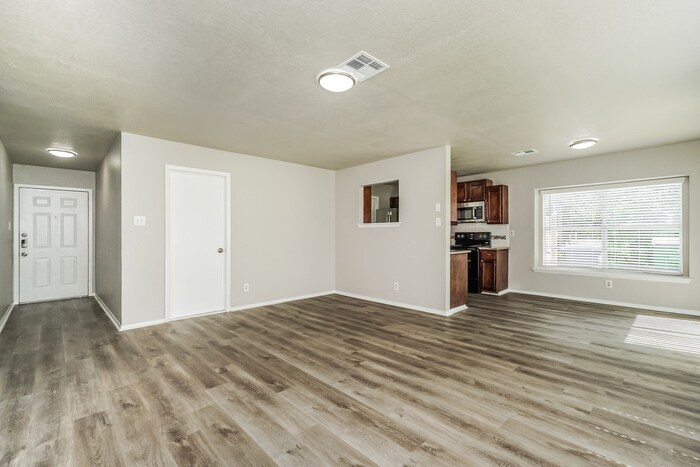 Building Photo - 1070 Hickory Trail St