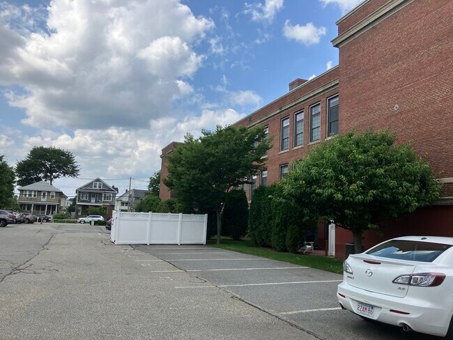 Building Photo - 215 Harvard St