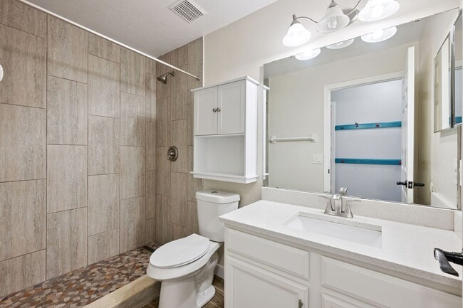 Building Photo - Fully renovated and updated 3/2/2 home with HUGE fenced yard in East Orlando