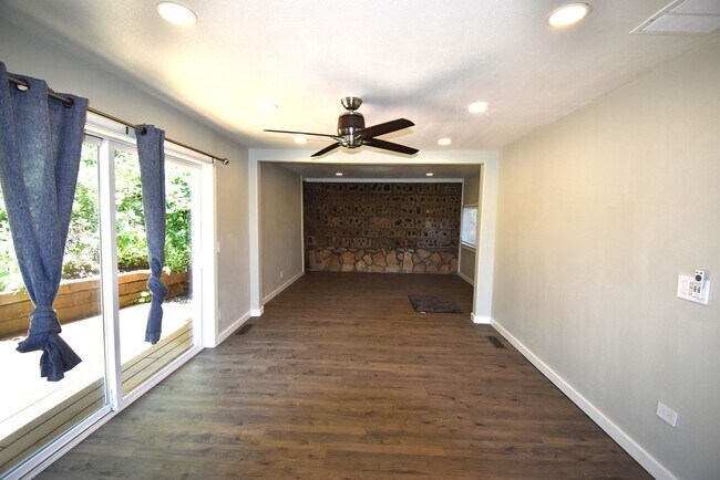 Building Photo - 157 Holloway Heights