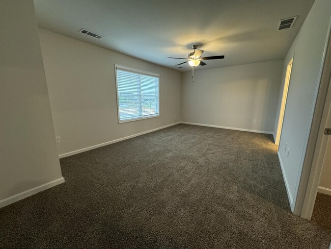 Building Photo - LIKE NEW, 3 bed 2 bath Townhome in Lula!