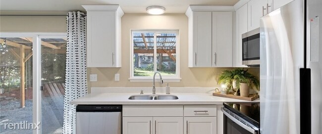 Building Photo - 3 br, 1 bath Duplex - 9914 112th Street So...