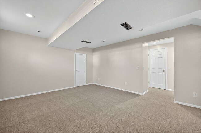 Building Photo - For Rent: Charming 4-Bedroom Tri-Level in ...