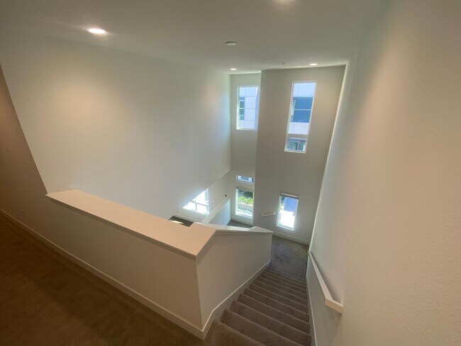 Building Photo - Modern Condo Living in the Heart of Alameda – Prime Location!