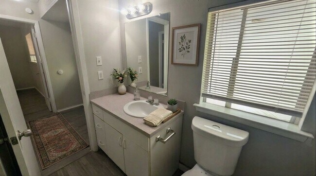 Building Photo - 1711 Burton Dr