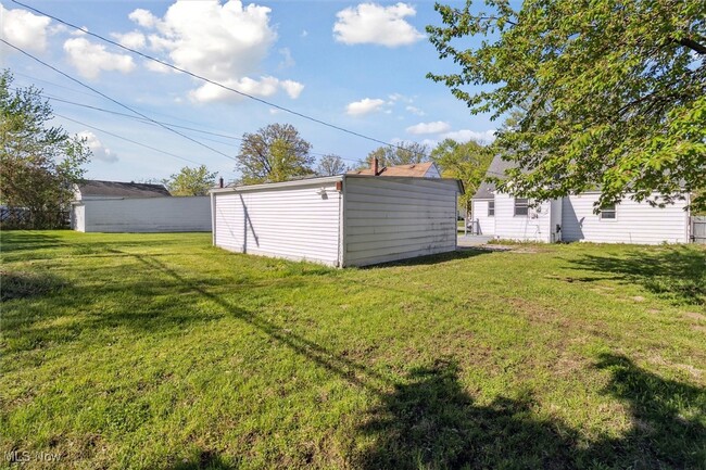 Building Photo - 715 E 258th St