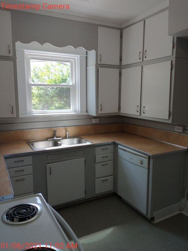 Building Photo - 2027-2028 9 bedroom / 4.5 baths  School Year Location PERFECT for students, in the heart of the UVA