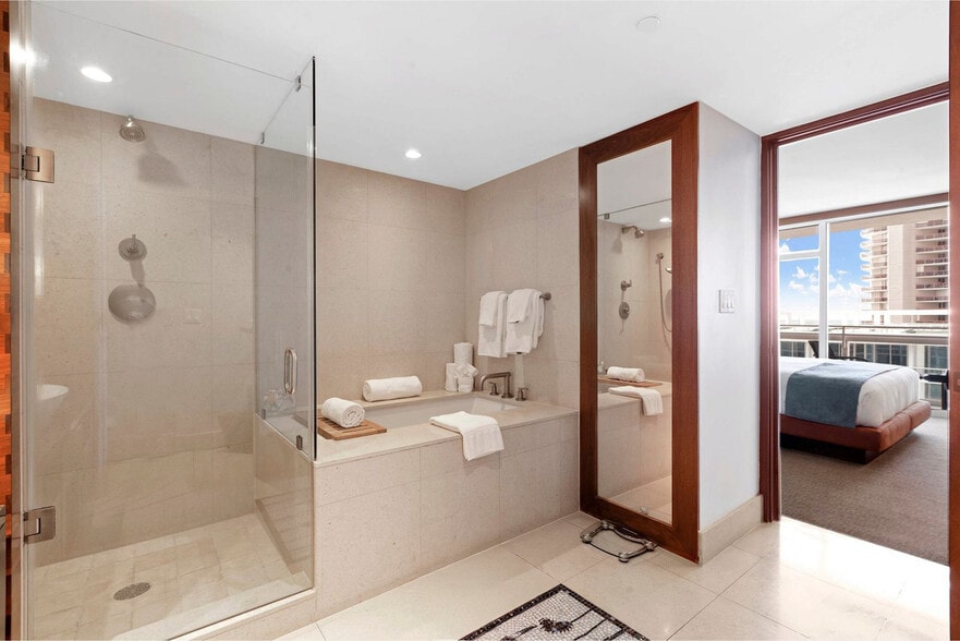 Building Photo - 6801 Collins Ave