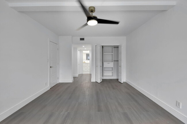 Building Photo - 3100 N Palm Aire Dr