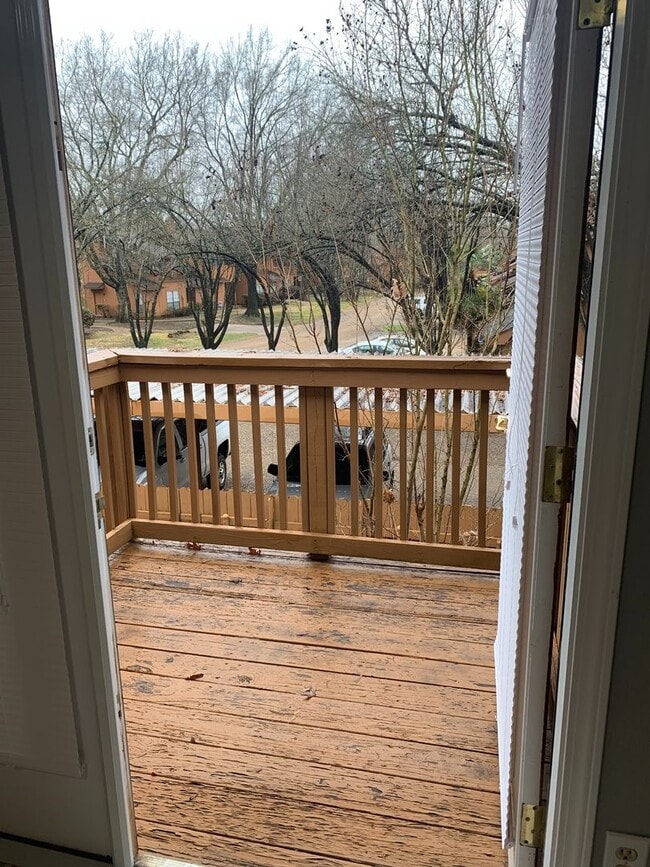 Building Photo - Beautiful Townhouse in Gated Community