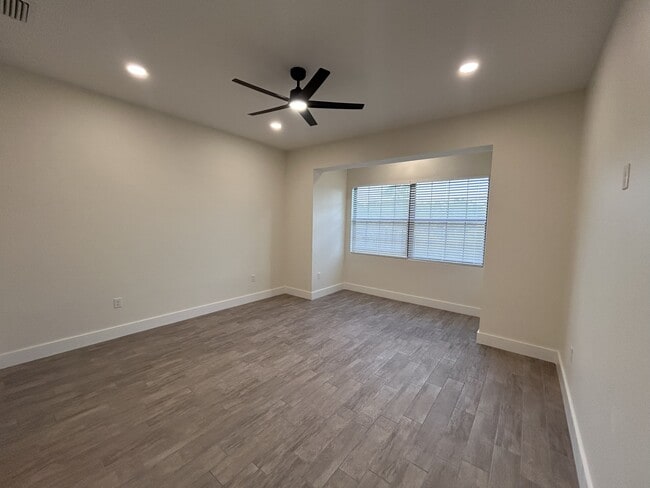 Building Photo - 3915 Rodeo Dr N