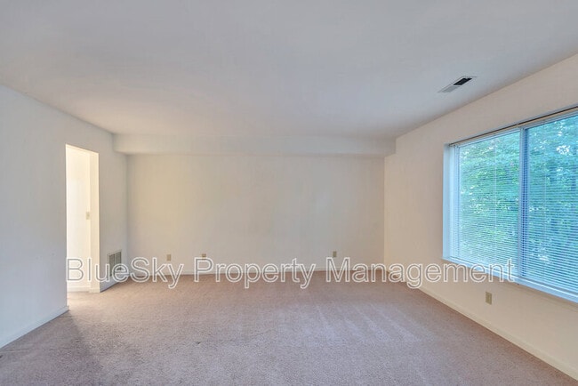 Building Photo - 1214 Clifden Green