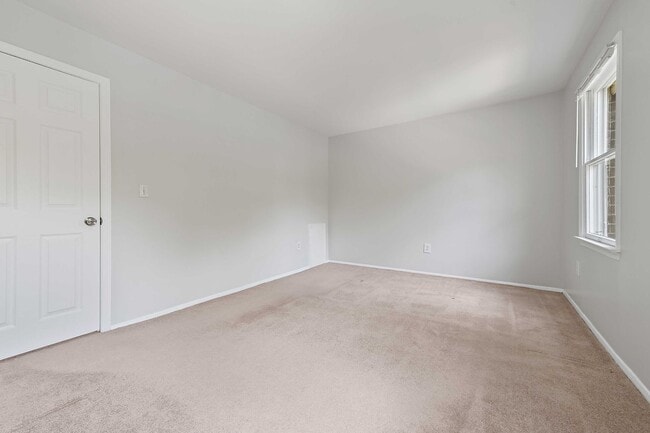 Building Photo - Ready Now! 3 bedroom Townhouse in Annapolis!