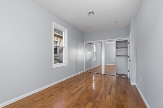 Building Photo - 170 W 10th St