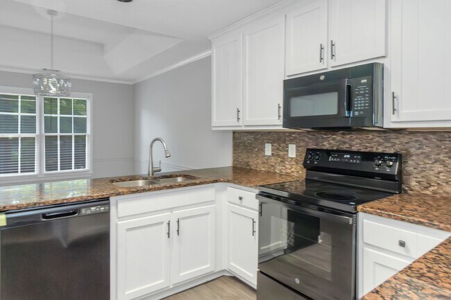 Building Photo - Don’t Miss This Beautiful 4BR/2BA Home wit...