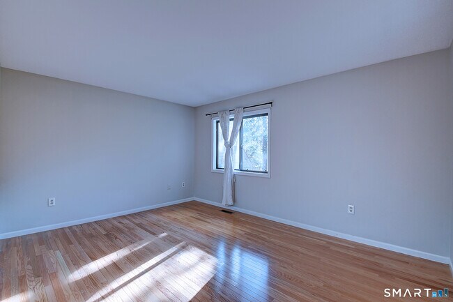 Building Photo - 4 Stonington Ct