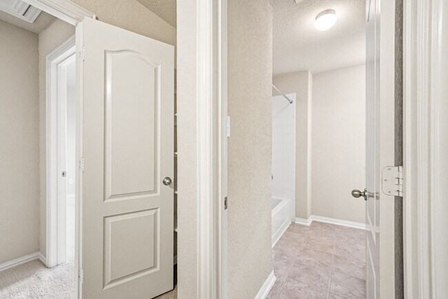 Building Photo - New Braunfels Beauty with plenty of SPACE!