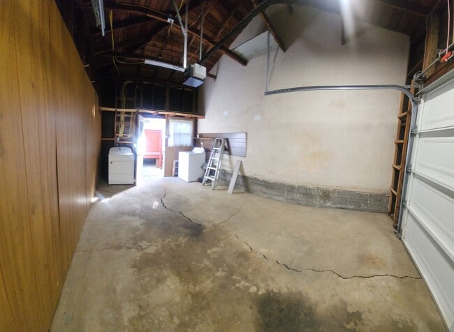 Building Photo - Well maintained 5 bedroom 2 bath with garage