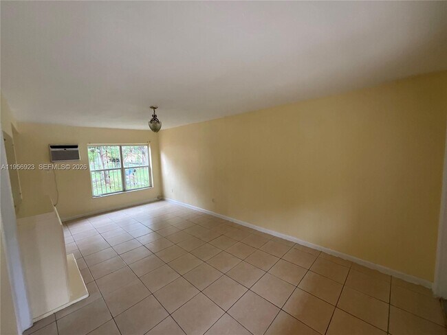 Building Photo - 648 NE 139th St