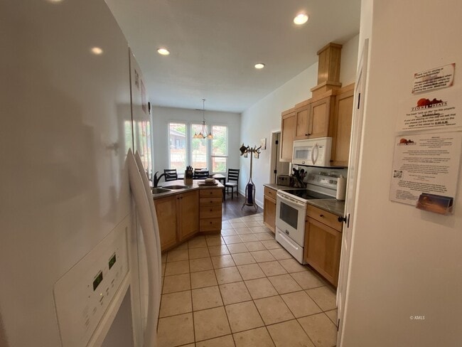 Building Photo - 463 Deadwood Dr