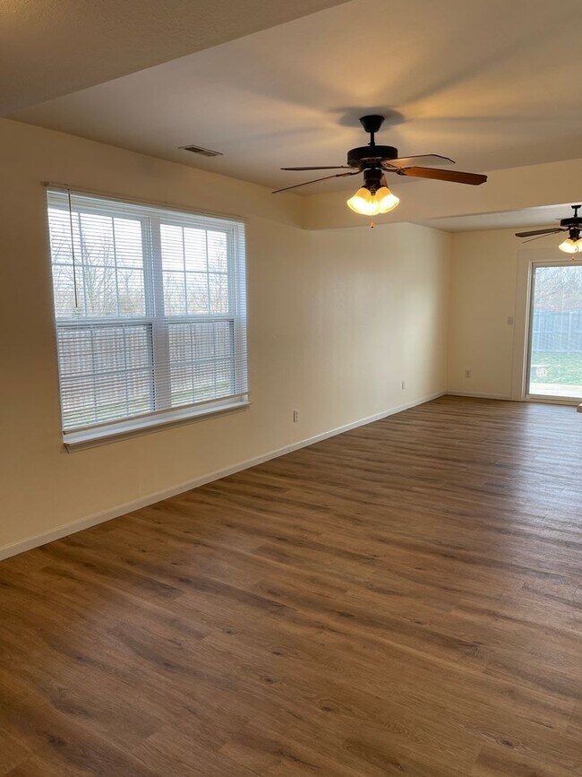 Building Photo - 16830 Huntington Ln