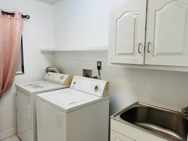 Building Photo - 18385 Hottelet Cir