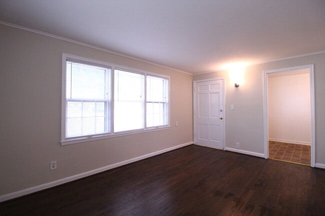 Building Photo - October FREE On This 1 Bedroom 1 Bath Dupl...