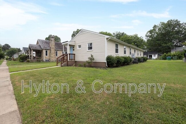 Building Photo - 220 W 31st St