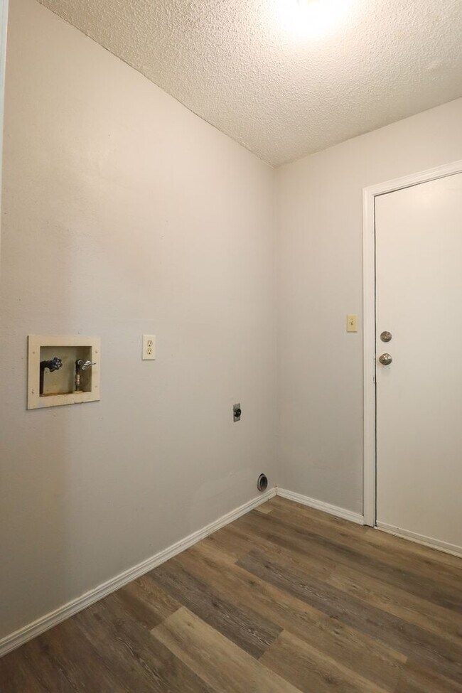 Building Photo - 3 Bed 2 Bath Sand Springs