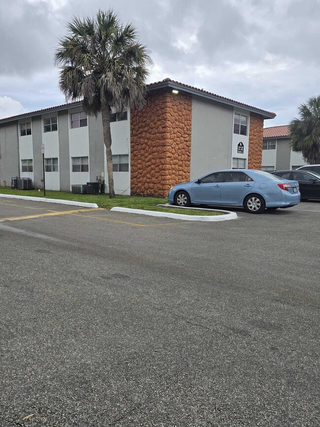 Building Photo - 1201 SW 52nd Ave