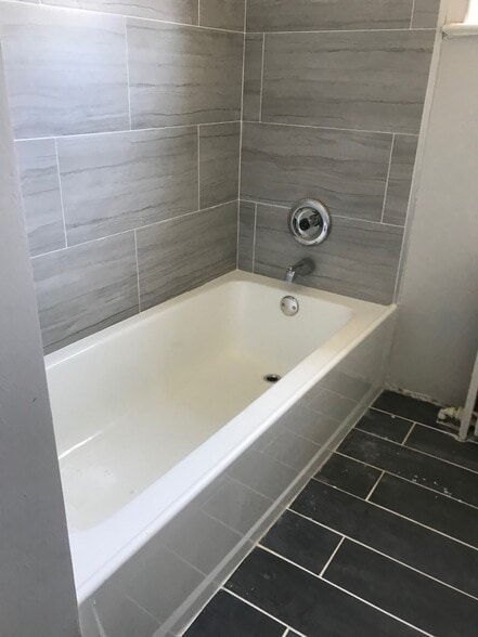 Building Photo - 420 W 7th St